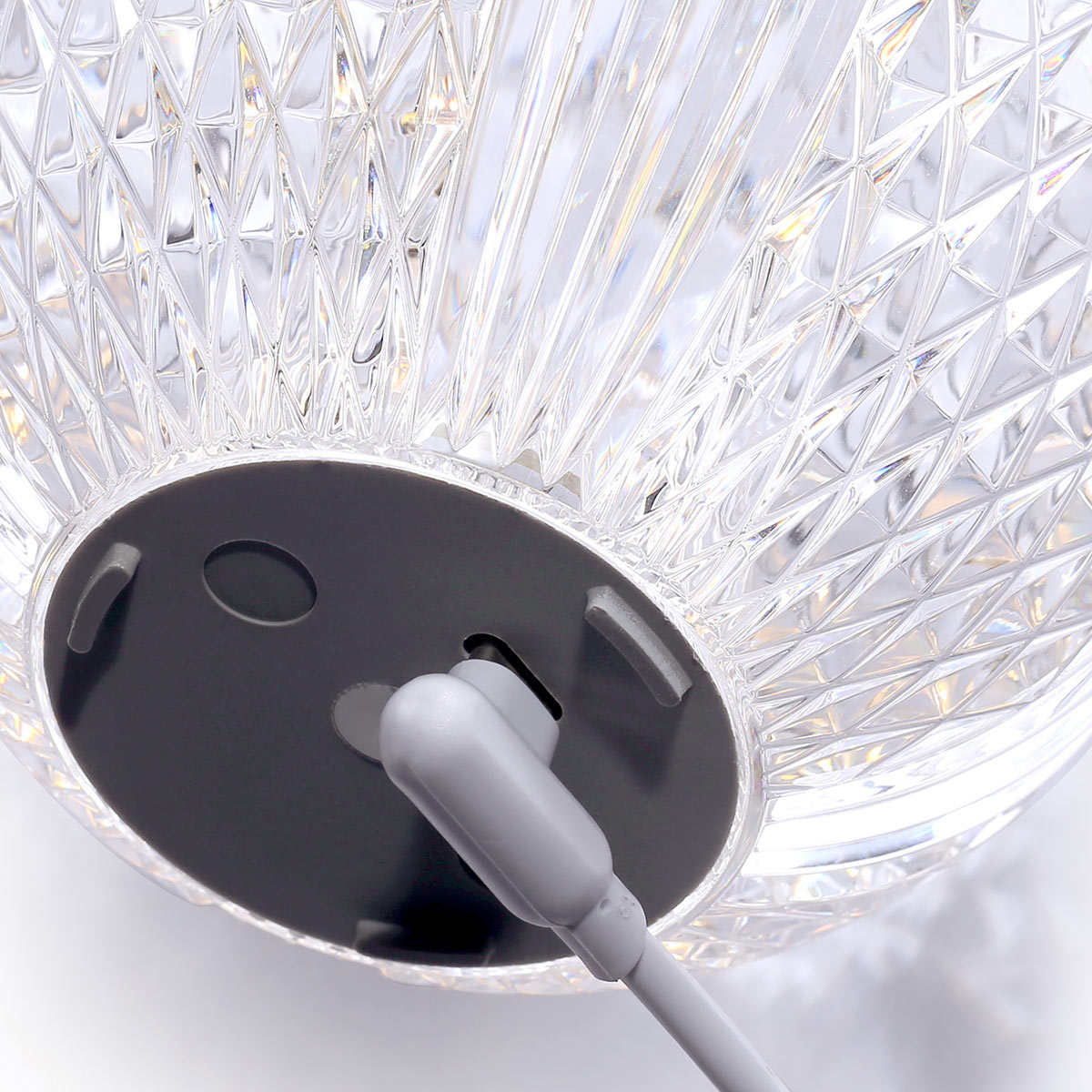 Marni 10cm Transparant Draagbare Van Elstead Lighting - Marni is een elegante en oplaadbare tafellamp met een decoratief ontwerp dat staal met een natuurlijke messing afwerking combineert met transparant, patroonacryl.