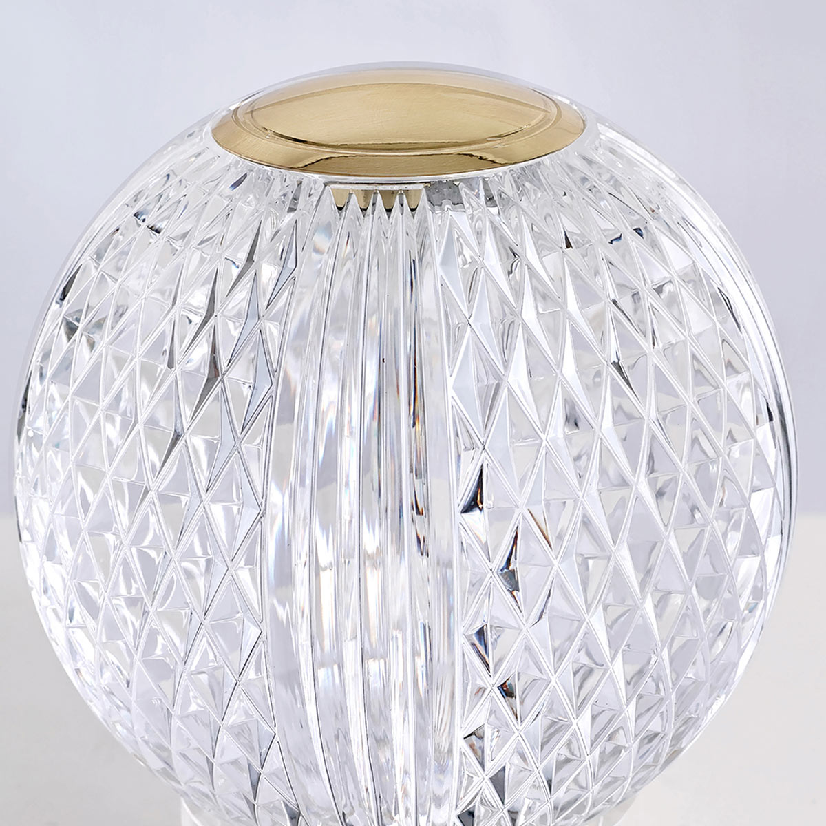 Marni 10cm Transparant Draagbare Van Elstead Lighting - Marni is een elegante en oplaadbare tafellamp met een decoratief ontwerp dat staal met een natuurlijke messing afwerking combineert met transparant, patroonacryl.
