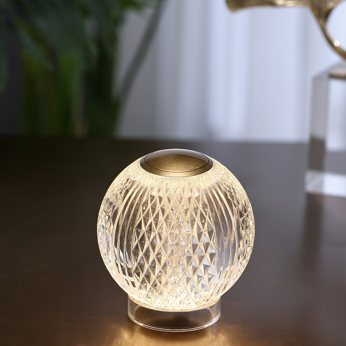 Marni 10cm Transparant Draagbare Van Elstead Lighting - Marni is een elegante en oplaadbare tafellamp met een decoratief ontwerp dat staal met een natuurlijke messing afwerking combineert met transparant, patroonacryl.