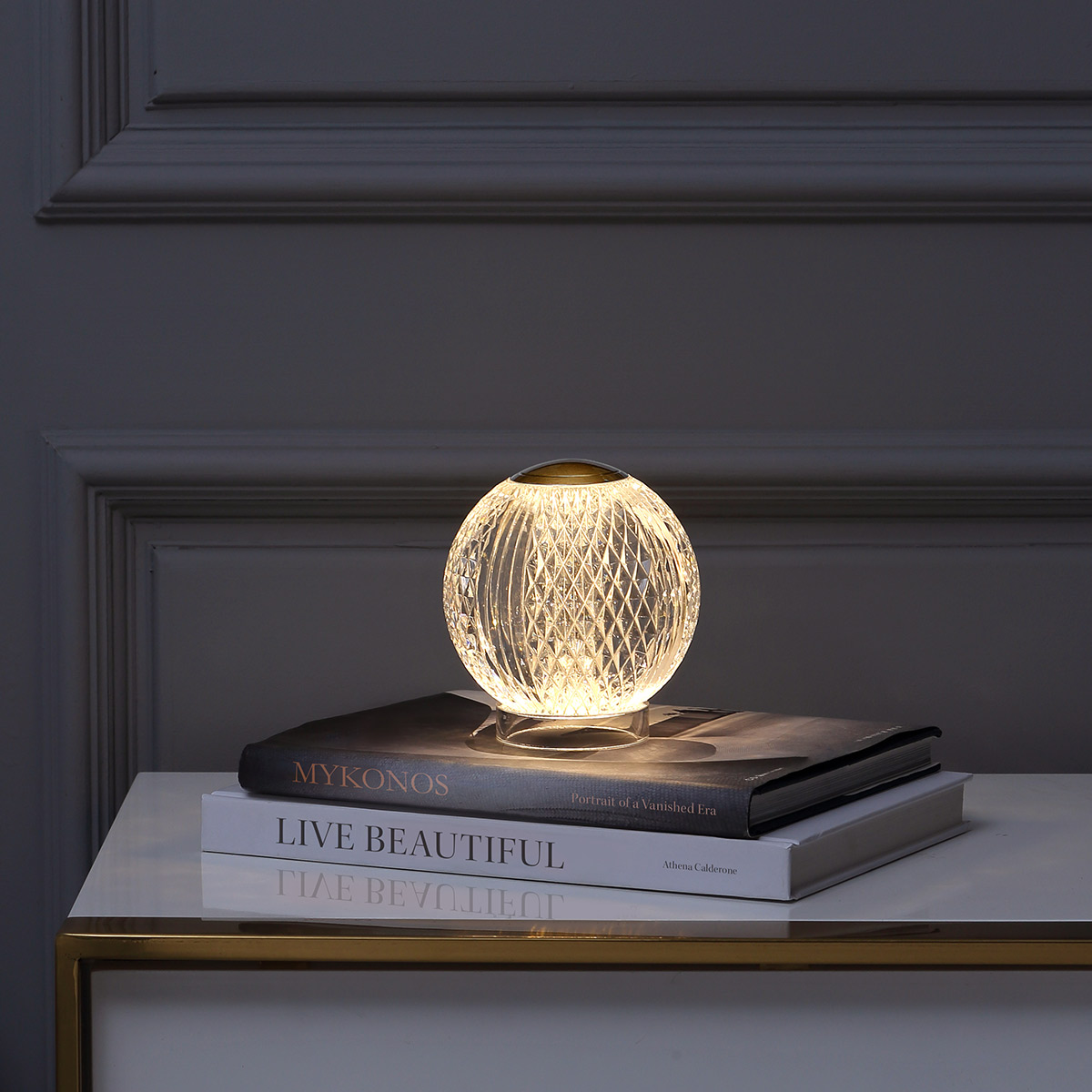 Marni 10cm Transparant Draagbare Van Elstead Lighting - Marni is een elegante en oplaadbare tafellamp met een decoratief ontwerp dat staal met een natuurlijke messing afwerking combineert met transparant, patroonacryl.