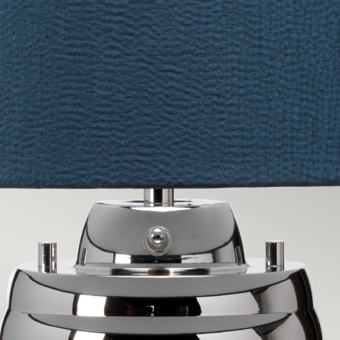 Milne 64cm Blauw tafellamp Van Elstead Lighting - Till sk&auml;rmen beh&ouml;vs en E27 ljusk&auml;lla (ej inkluderad) och till basen ing&aring;r en utbytbar 8W LED GU10-lampa, som ger 560 lumen vid en f&auml;rgtemperatur p&aring; 3000K.