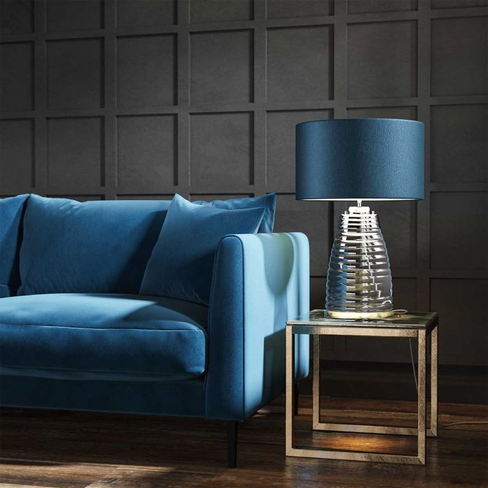 Milne 64cm Blauw tafellamp Van Elstead Lighting - Till sk&auml;rmen beh&ouml;vs en E27 ljusk&auml;lla (ej inkluderad) och till basen ing&aring;r en utbytbar 8W LED GU10-lampa, som ger 560 lumen vid en f&auml;rgtemperatur p&aring; 3000K.
