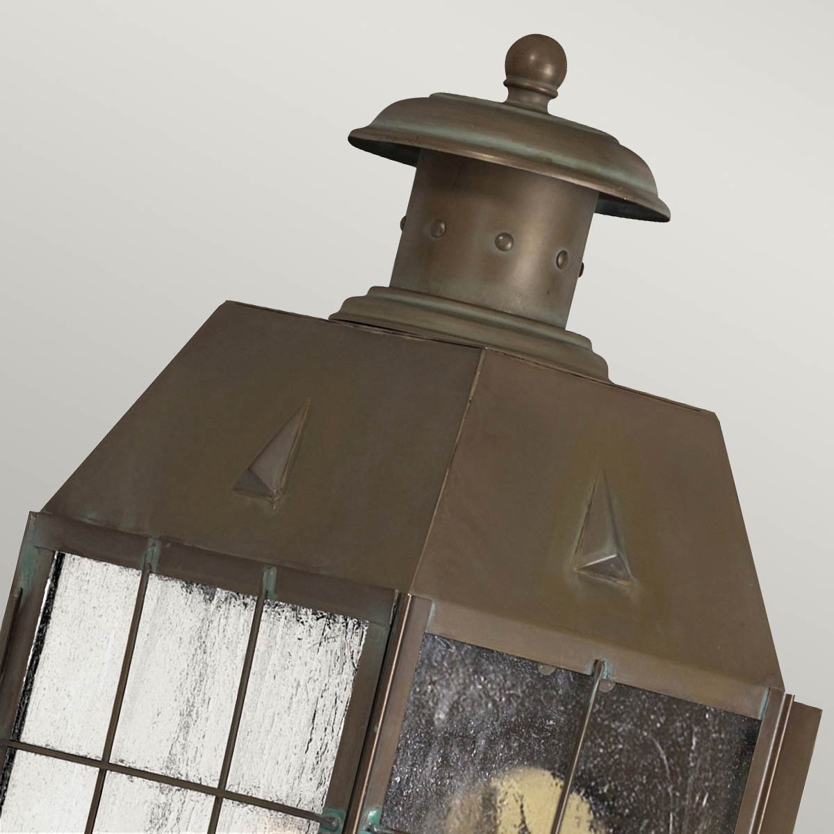 Nantucket 42cm Antiek messing buitenlamp Van Elstead Lighting - Tillverkad av massiv m&auml;ssing och glas, erbjuder den en robust och elegant konstruktion som &aring;ldras vackert &ouml;ver tid.