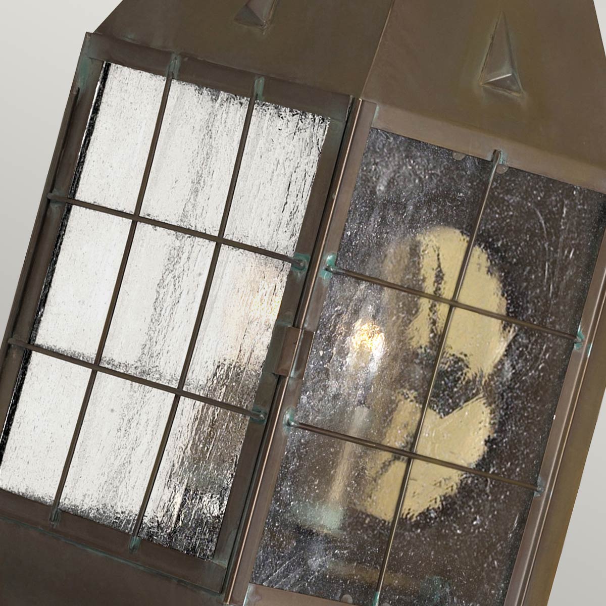 Nantucket 42cm Antiek messing buitenlamp Van Elstead Lighting - Tillverkad av massiv m&auml;ssing och glas, erbjuder den en robust och elegant konstruktion som &aring;ldras vackert &ouml;ver tid.