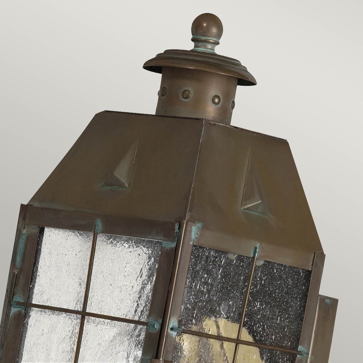 Nantucket 34cm Antiek messing buitenlamp Van Elstead Lighting - Gemaakt van massief messing en glas, het is een stevige en elegante constructie die met de tijd alleen maar mooier wordt.
