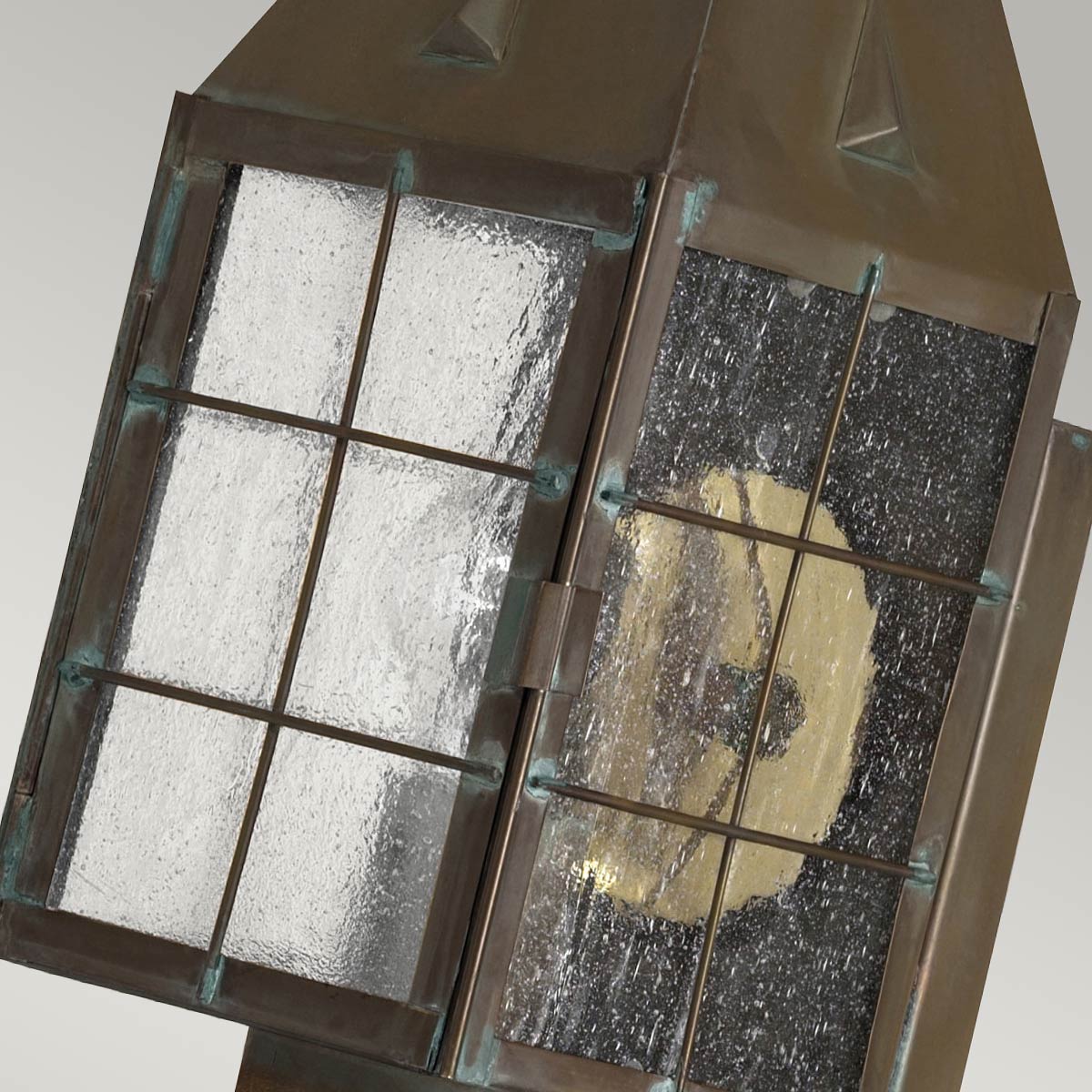 Nantucket 34cm Antiek messing buitenlamp Van Elstead Lighting - Gemaakt van massief messing en glas, het is een stevige en elegante constructie die met de tijd alleen maar mooier wordt.