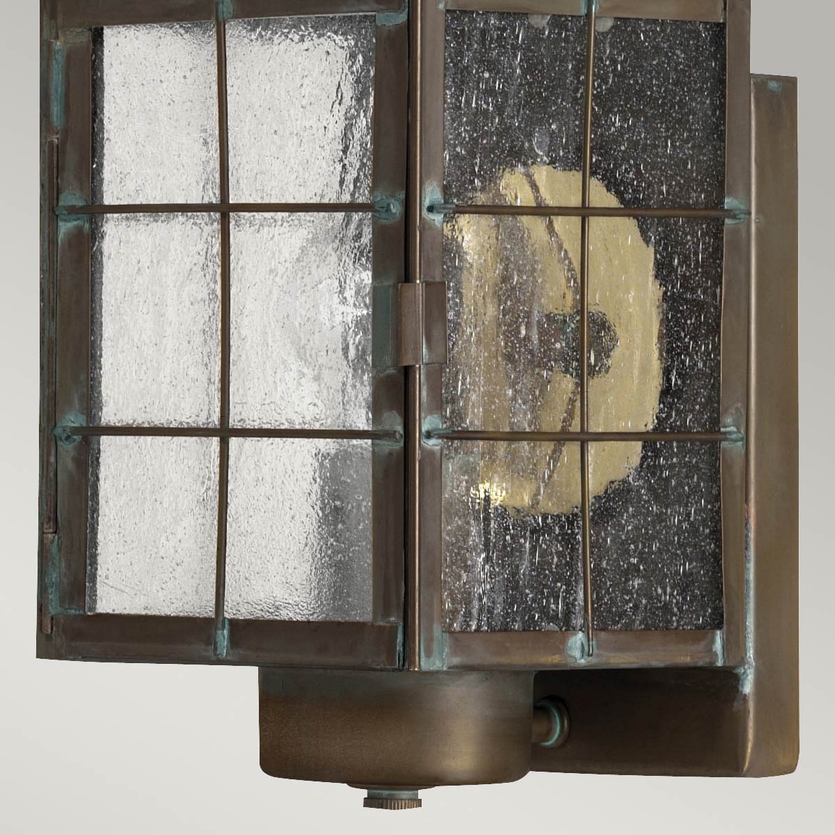 Nantucket 34cm Antiek messing buitenlamp Van Elstead Lighting - Gemaakt van massief messing en glas, het is een stevige en elegante constructie die met de tijd alleen maar mooier wordt.
