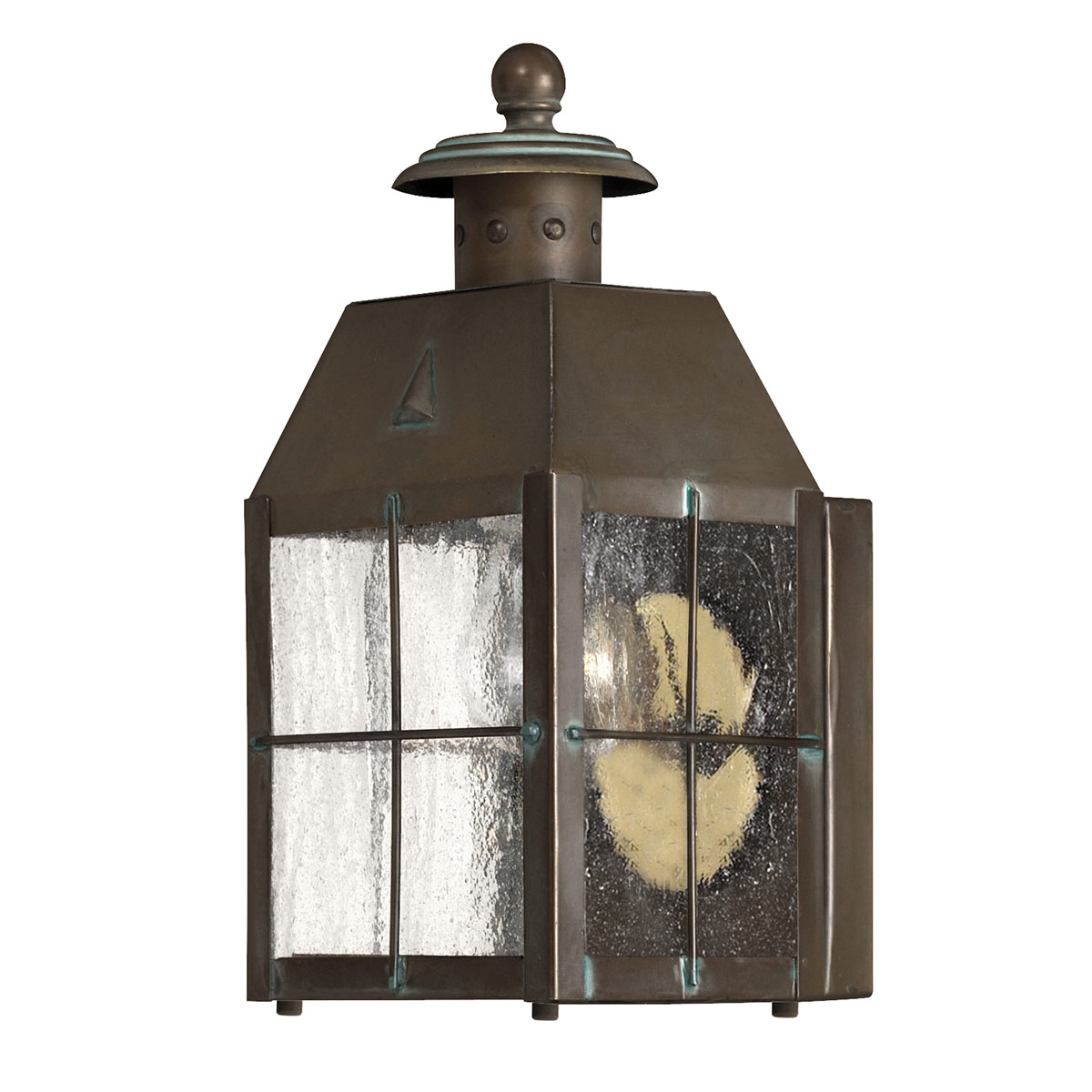 Nantucket 25cm Antiek messing buitenlamp Van Elstead Lighting - Tillverkad av massiv m&auml;ssing och glas, erbjuder den en robust och elegant konstruktion som &aring;ldras vackert &ouml;ver tid.