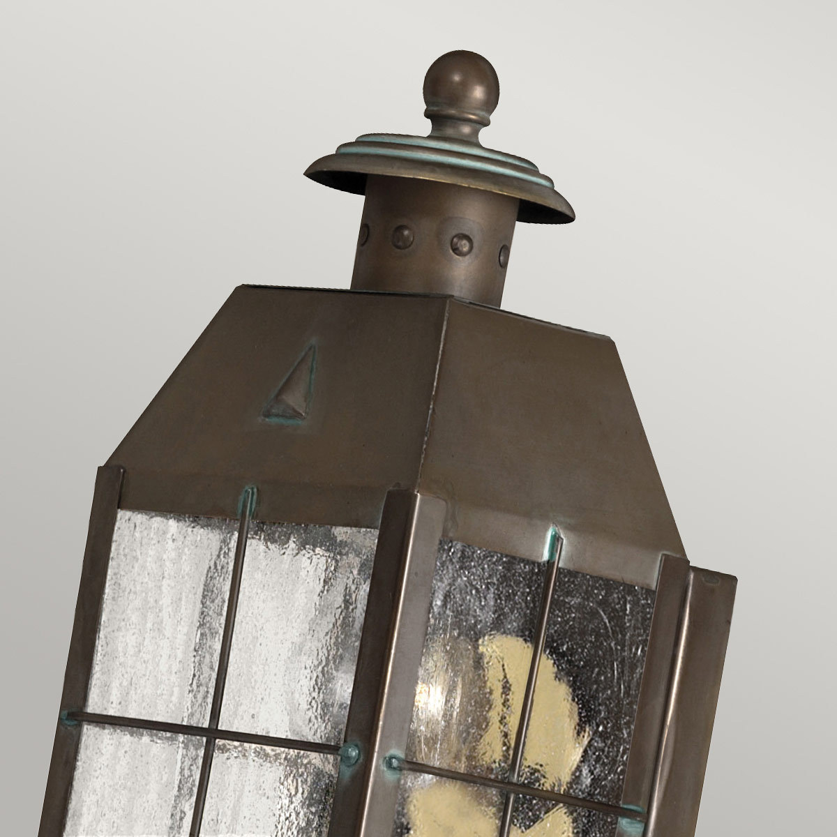 Nantucket 25cm Antiek messing buitenlamp Van Elstead Lighting - Tillverkad av massiv m&auml;ssing och glas, erbjuder den en robust och elegant konstruktion som &aring;ldras vackert &ouml;ver tid.