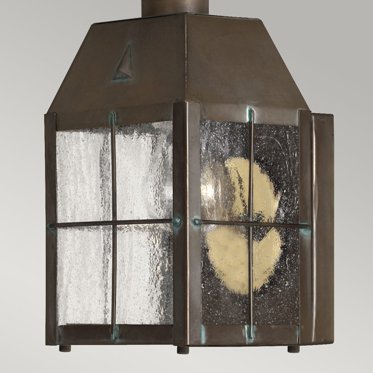 Nantucket 25cm Antiek messing buitenlamp Van Elstead Lighting - Tillverkad av massiv m&auml;ssing och glas, erbjuder den en robust och elegant konstruktion som &aring;ldras vackert &ouml;ver tid.