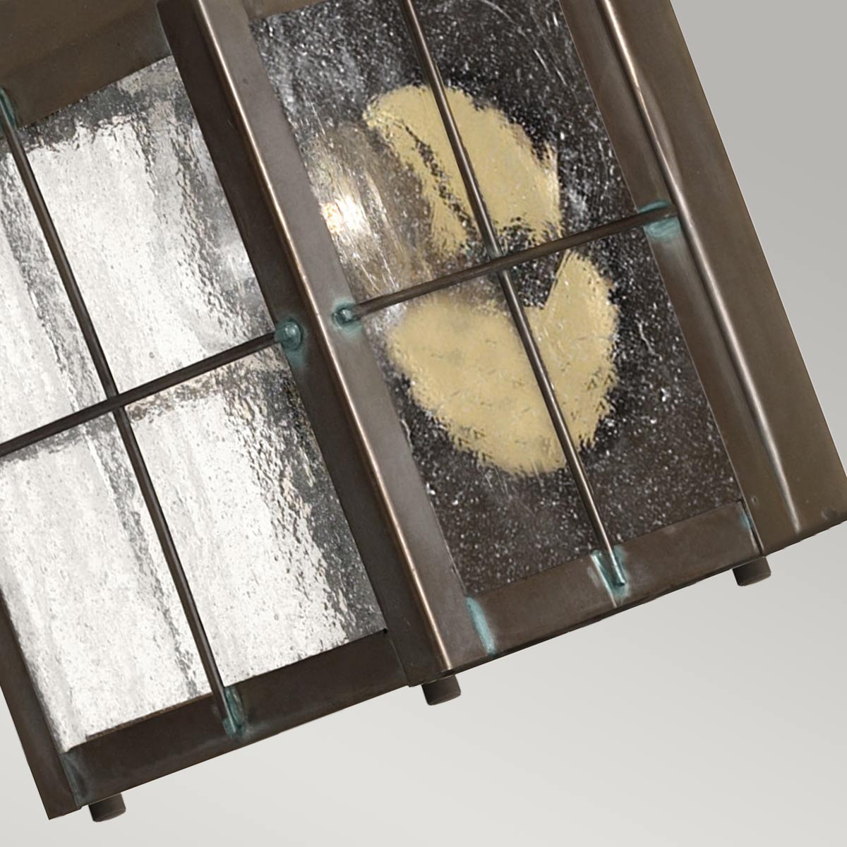 Nantucket 25cm Antiek messing buitenlamp Van Elstead Lighting - Tillverkad av massiv m&auml;ssing och glas, erbjuder den en robust och elegant konstruktion som &aring;ldras vackert &ouml;ver tid.