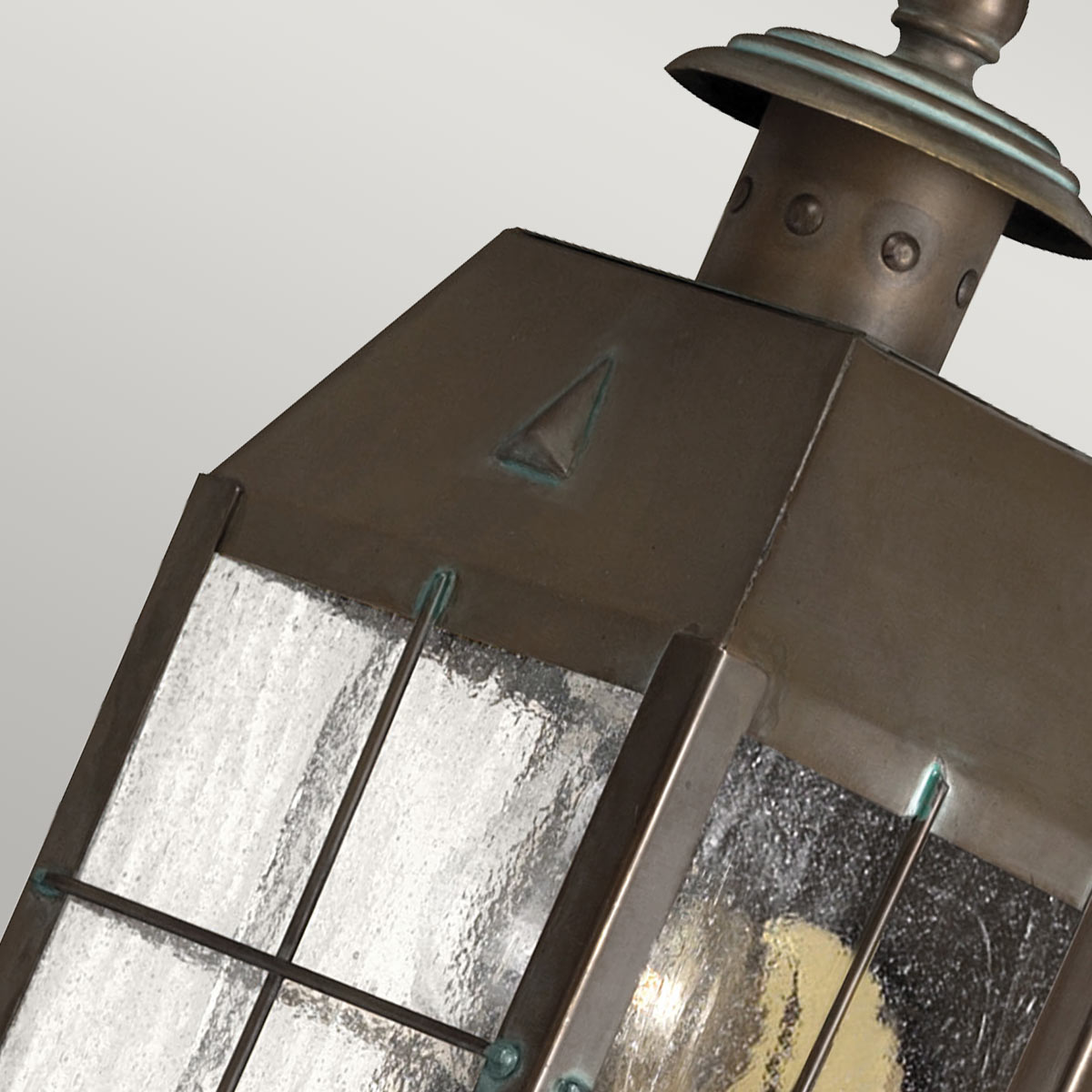 Nantucket 25cm Antiek messing buitenlamp Van Elstead Lighting - Tillverkad av massiv m&auml;ssing och glas, erbjuder den en robust och elegant konstruktion som &aring;ldras vackert &ouml;ver tid.