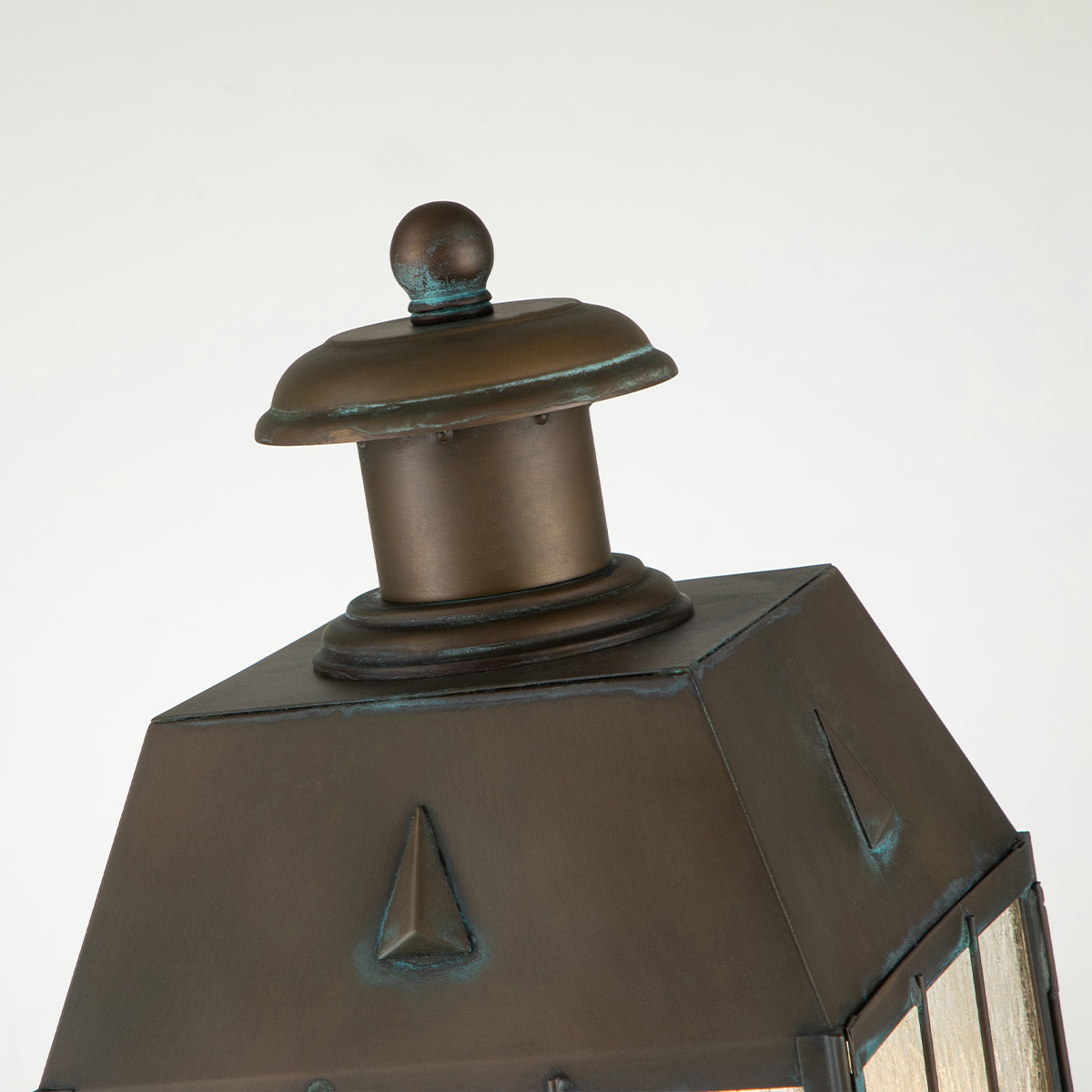 Nantucket 57cm Antiek messing Van Elstead Lighting - Tillverkad av massiv m&auml;ssing och glas, erbjuder den en robust och elegant konstruktion som &aring;ldras vackert &ouml;ver tid.