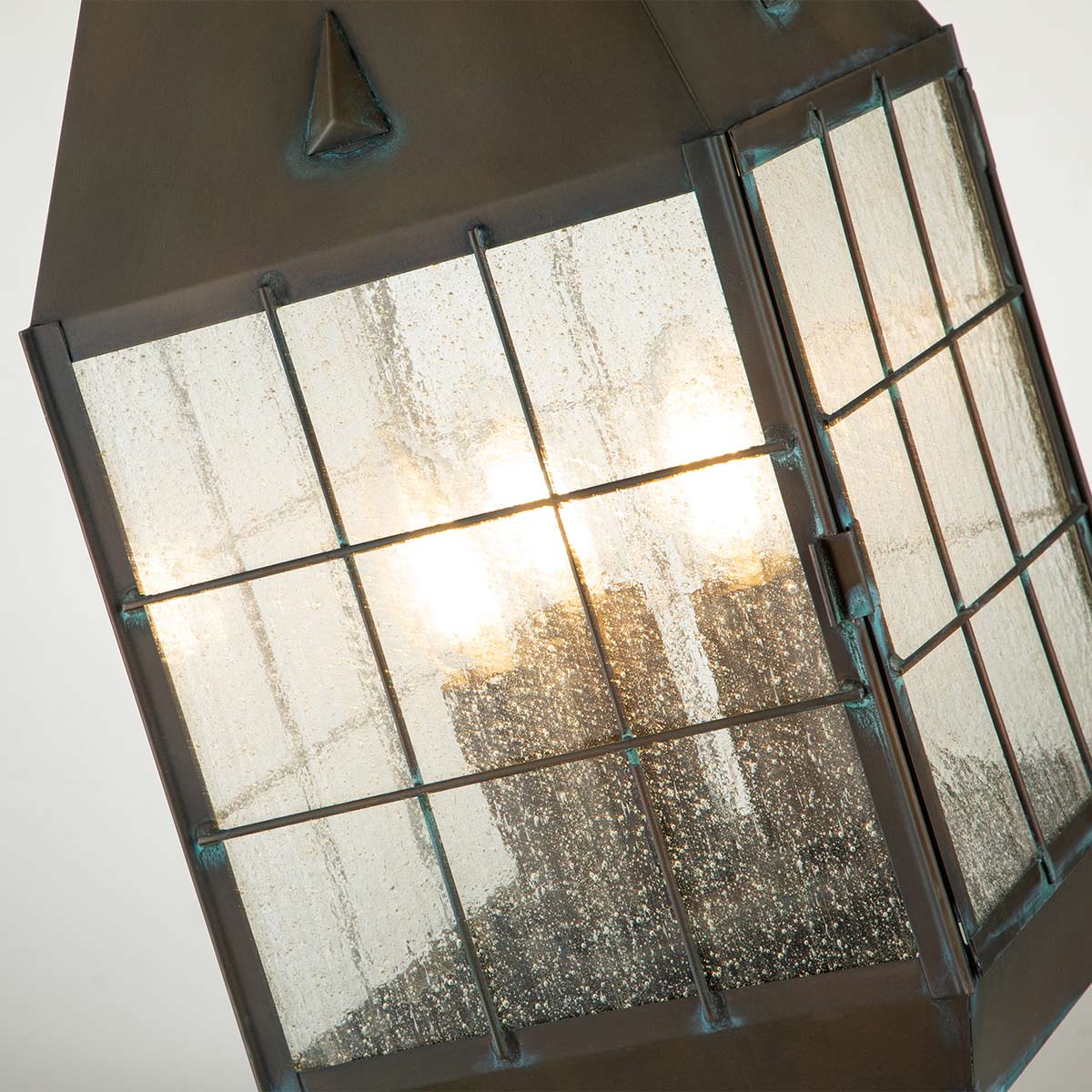 Nantucket 57cm Antiek messing Van Elstead Lighting - Tillverkad av massiv m&auml;ssing och glas, erbjuder den en robust och elegant konstruktion som &aring;ldras vackert &ouml;ver tid.