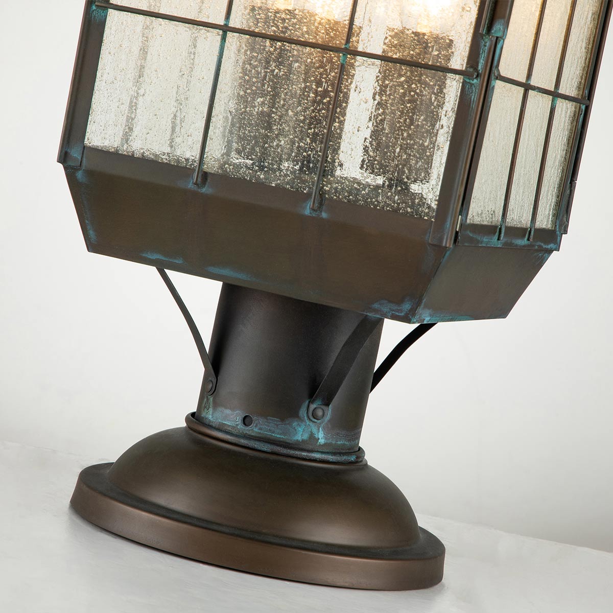 Nantucket 57cm Antiek messing Van Elstead Lighting - Tillverkad av massiv m&auml;ssing och glas, erbjuder den en robust och elegant konstruktion som &aring;ldras vackert &ouml;ver tid.