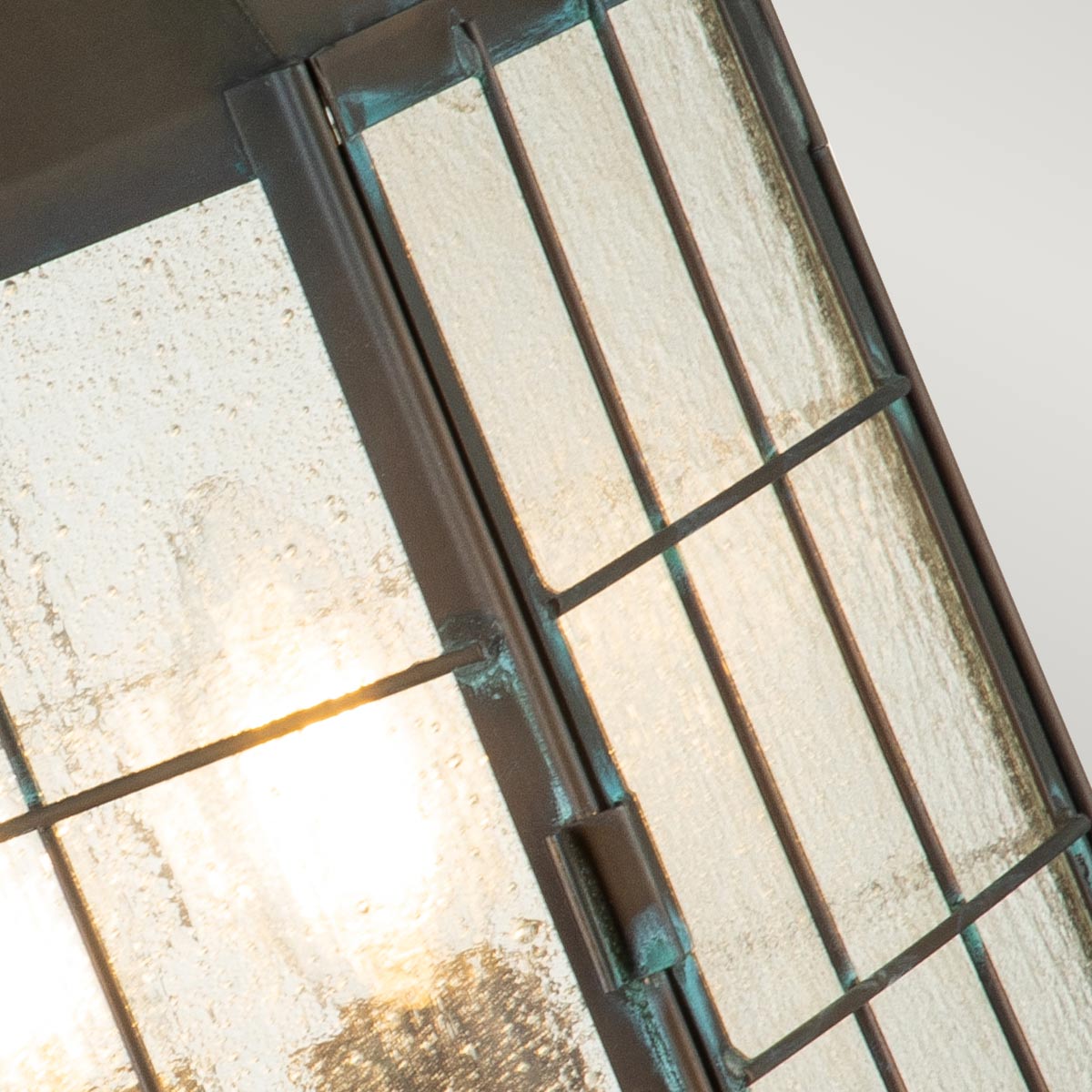 Nantucket 57cm Antiek messing Van Elstead Lighting - Tillverkad av massiv m&auml;ssing och glas, erbjuder den en robust och elegant konstruktion som &aring;ldras vackert &ouml;ver tid.