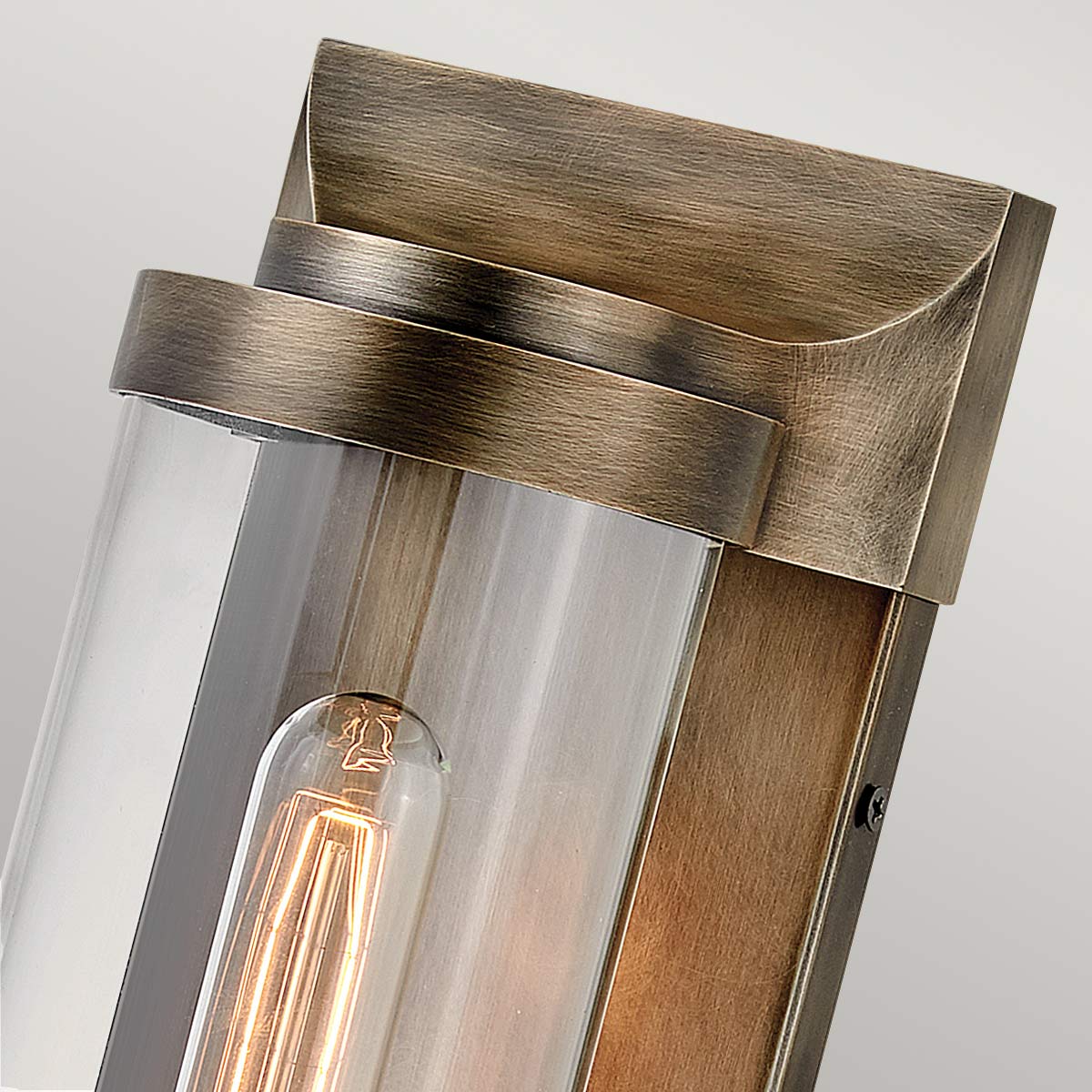Pearson Bronzen buitenlamp Van Elstead Lighting - Tillverkad av aluminium, m&auml;ssing och glas, erbjuder den en robust och h&ouml;gkvalitativ konstruktion med en vacker bronsfinish.