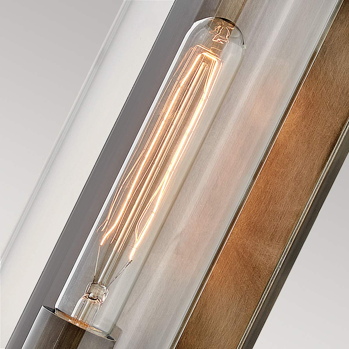 Pearson Bronzen buitenlamp Van Elstead Lighting - Tillverkad av aluminium, m&auml;ssing och glas, erbjuder den en robust och h&ouml;gkvalitativ konstruktion med en vacker bronsfinish.