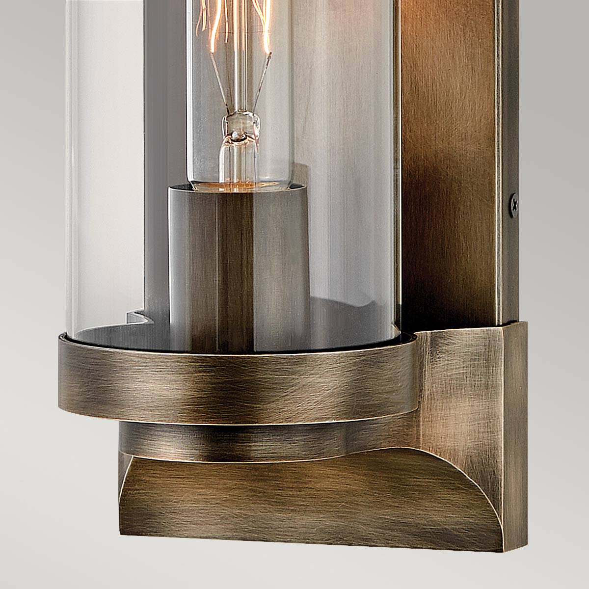 Pearson Bronzen buitenlamp Van Elstead Lighting - Tillverkad av aluminium, m&auml;ssing och glas, erbjuder den en robust och h&ouml;gkvalitativ konstruktion med en vacker bronsfinish.