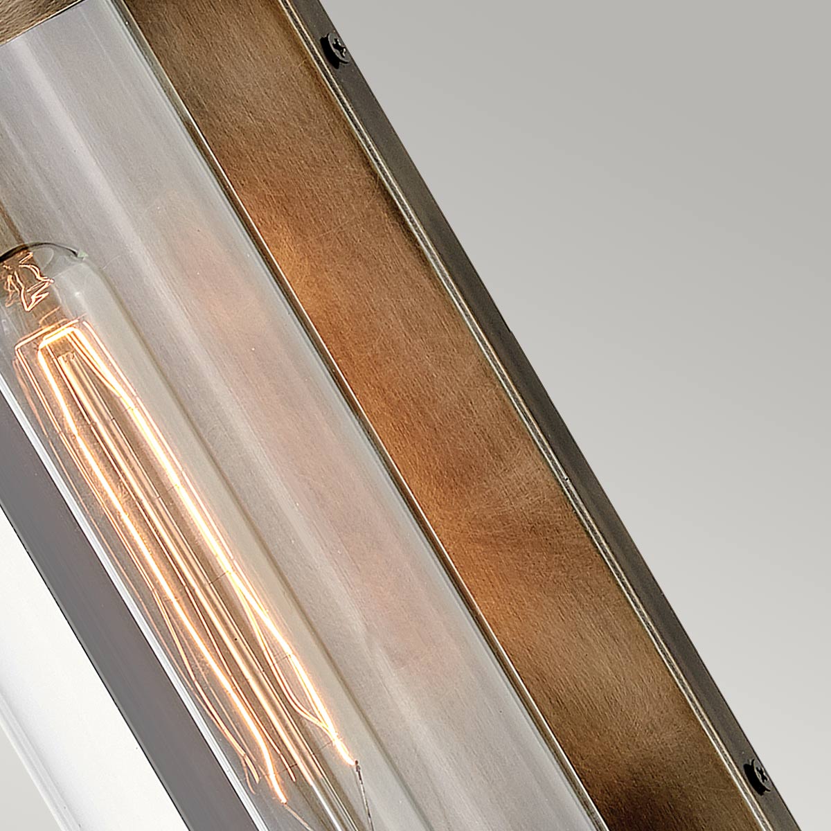 Pearson Bronzen buitenlamp Van Elstead Lighting - Tillverkad av aluminium, m&auml;ssing och glas, erbjuder den en robust och h&ouml;gkvalitativ konstruktion med en vacker bronsfinish.