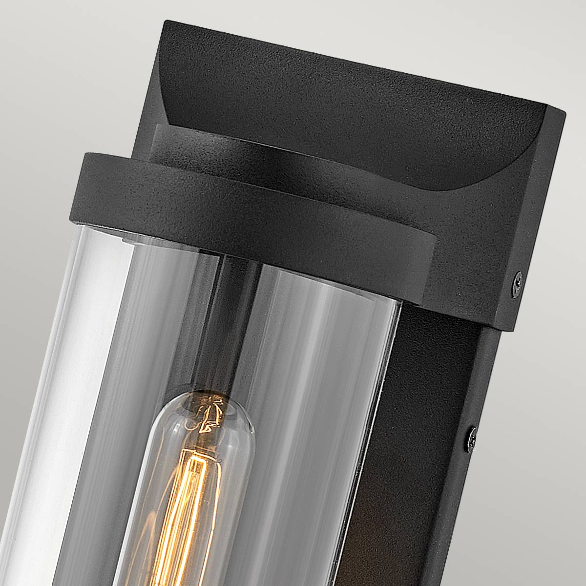 Pearson Zwart buitenlamp Van Elstead Lighting - Tillverkad av aluminium, m&auml;ssing och glas, erbjuder den en robust och h&ouml;gkvalitativ konstruktion med en vacker texturerad svart finish.