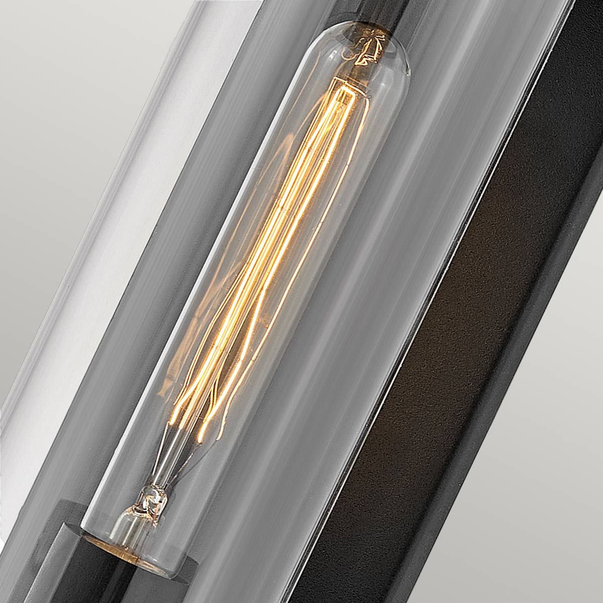 Pearson Zwart buitenlamp Van Elstead Lighting - Tillverkad av aluminium, m&auml;ssing och glas, erbjuder den en robust och h&ouml;gkvalitativ konstruktion med en vacker texturerad svart finish.