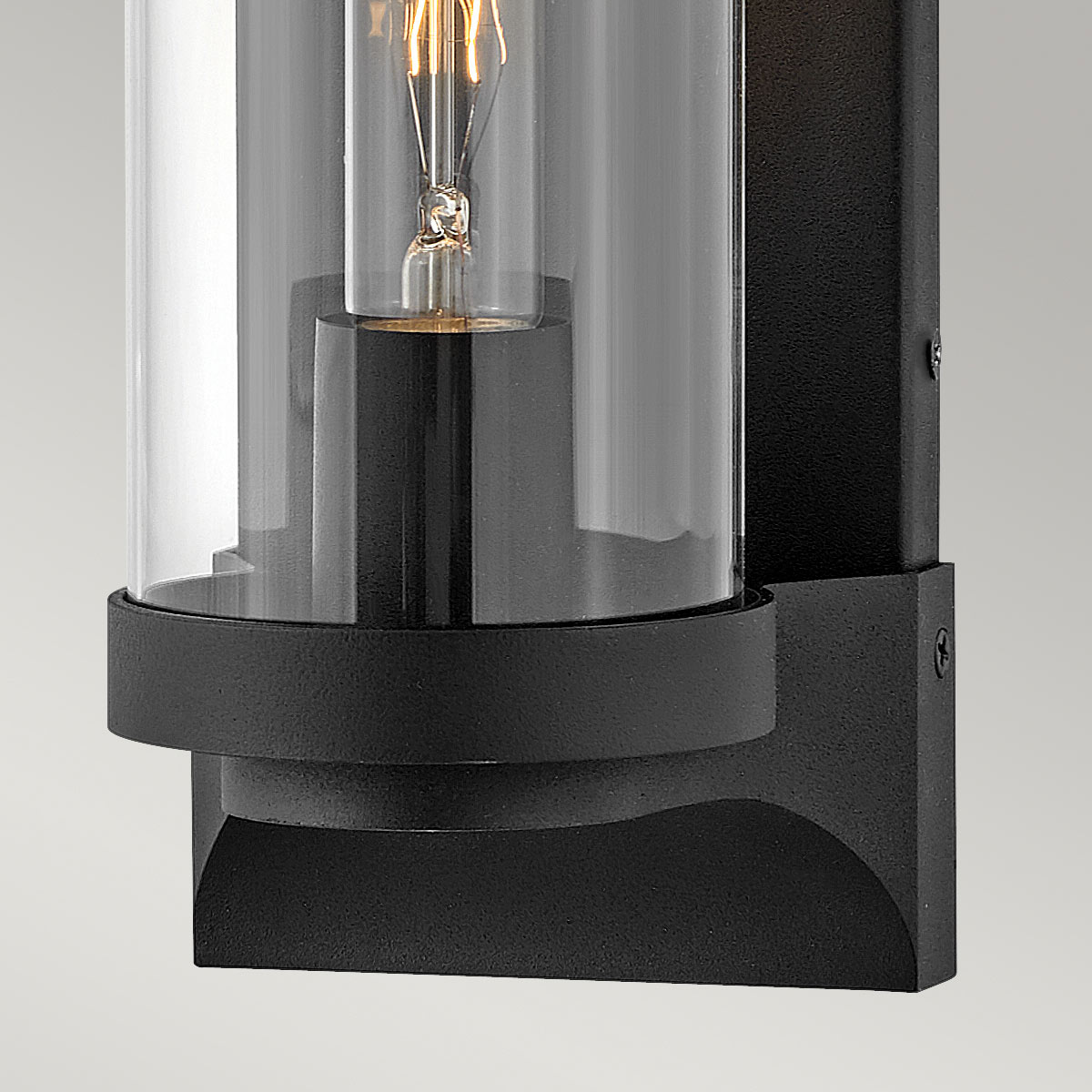 Pearson Zwart buitenlamp Van Elstead Lighting - Tillverkad av aluminium, m&auml;ssing och glas, erbjuder den en robust och h&ouml;gkvalitativ konstruktion med en vacker texturerad svart finish.