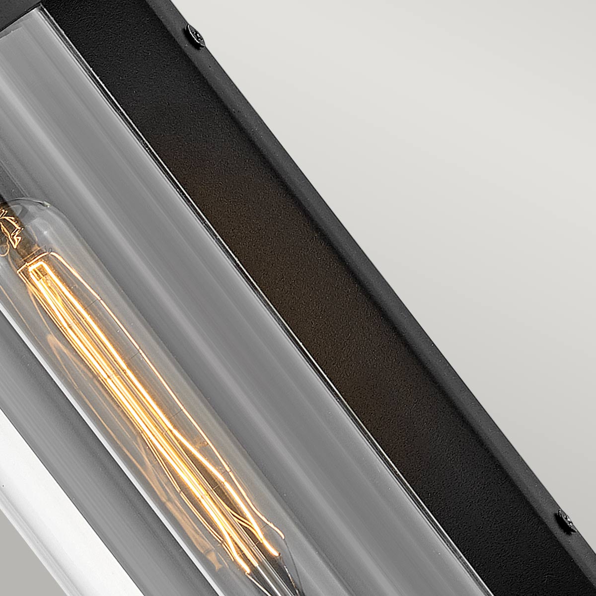 Pearson Zwart buitenlamp Van Elstead Lighting - Tillverkad av aluminium, m&auml;ssing och glas, erbjuder den en robust och h&ouml;gkvalitativ konstruktion med en vacker texturerad svart finish.