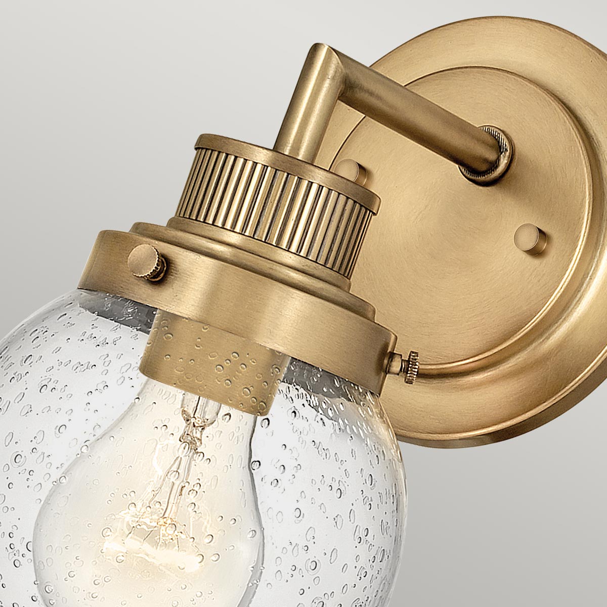 Poppy Ø13 Antiek messing badkamerlamp Van Elstead Lighting - De elegante, naar achteren geplaatste plaat en de strakke dwarsbalk zorgen voor stabiliteit in het luchtige ontwerp.