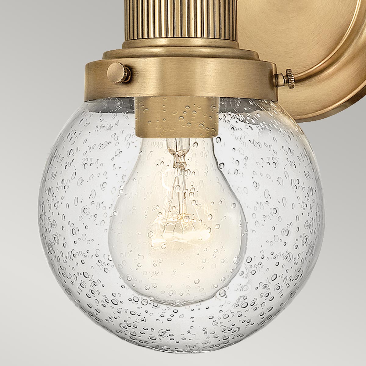 Poppy Ø13 Antiek messing badkamerlamp Van Elstead Lighting - De elegante, naar achteren geplaatste plaat en de strakke dwarsbalk zorgen voor stabiliteit in het luchtige ontwerp.