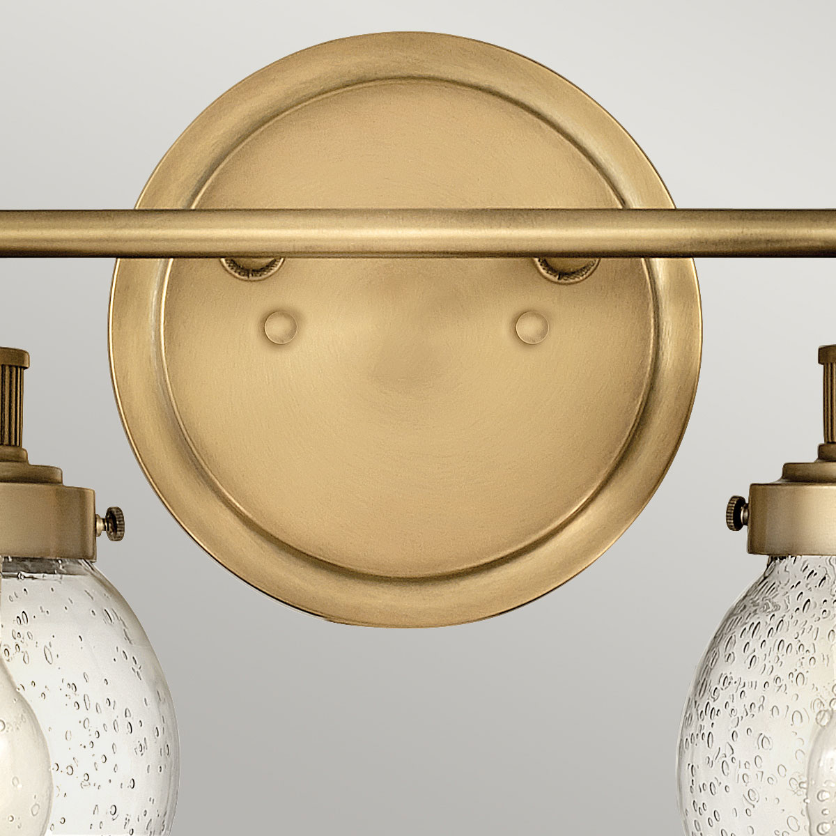 Poppy 37cm Messing badkamerlamp Van Elstead Lighting - Poppy is een elegante en charmante badkamerlamp die klassiek design combineert met moderne functionaliteit.