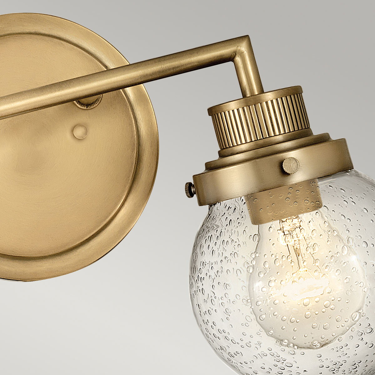 Poppy 37cm Messing badkamerlamp Van Elstead Lighting - Poppy is een elegante en charmante badkamerlamp die klassiek design combineert met moderne functionaliteit.