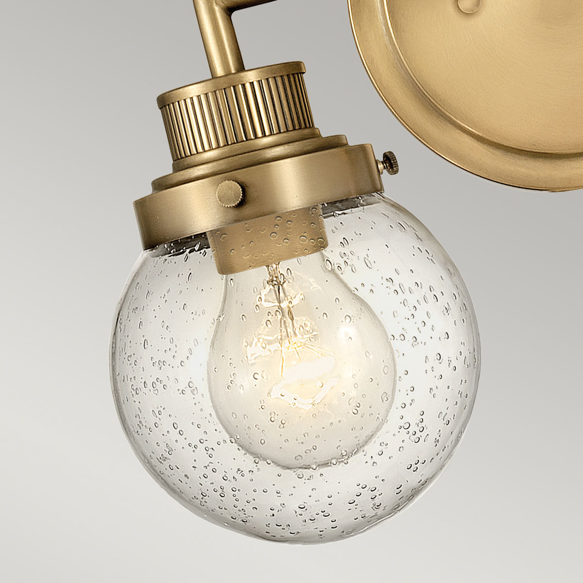 Poppy 37cm Messing badkamerlamp Van Elstead Lighting - Poppy is een elegante en charmante badkamerlamp die klassiek design combineert met moderne functionaliteit.