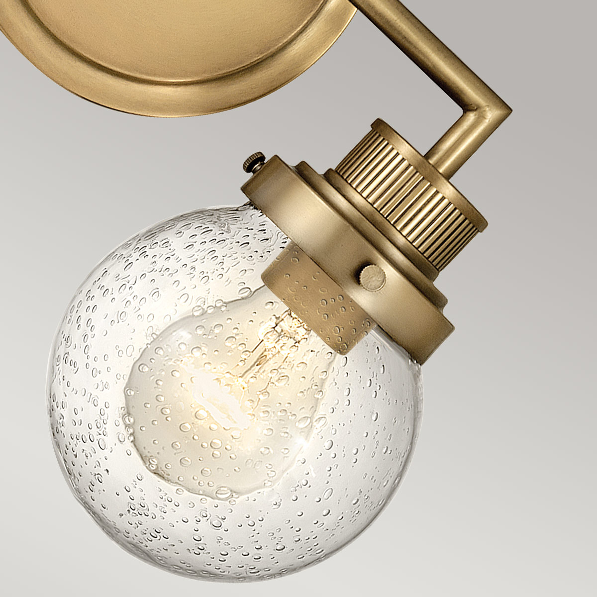 Poppy 37cm Messing badkamerlamp Van Elstead Lighting - Poppy is een elegante en charmante badkamerlamp die klassiek design combineert met moderne functionaliteit.