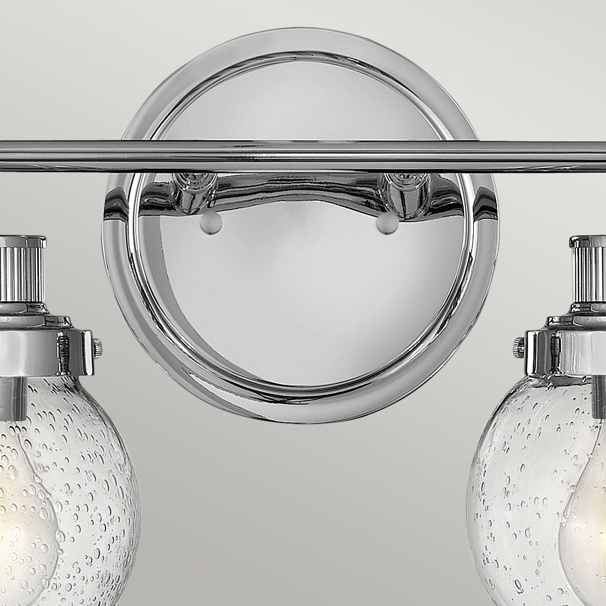 Poppy 37cm Chroom badkamerlamp Van Elstead Lighting - Poppy is een elegante en charmante badkamerlamp die klassiek design combineert met moderne functionaliteit.
