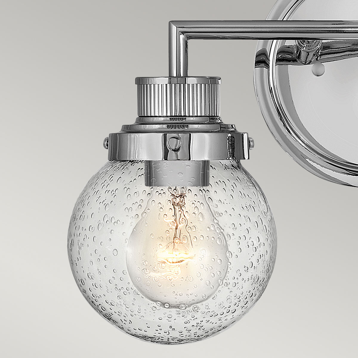 Poppy 37cm Chroom badkamerlamp Van Elstead Lighting - Poppy is een elegante en charmante badkamerlamp die klassiek design combineert met moderne functionaliteit.
