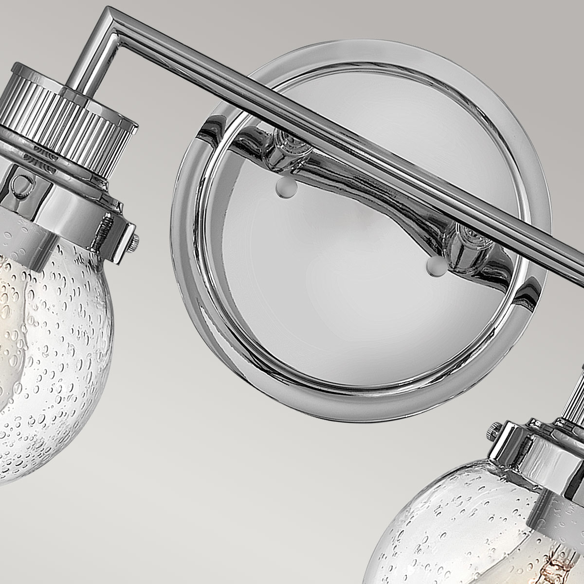 Poppy 37cm Chroom badkamerlamp Van Elstead Lighting - Poppy is een elegante en charmante badkamerlamp die klassiek design combineert met moderne functionaliteit.