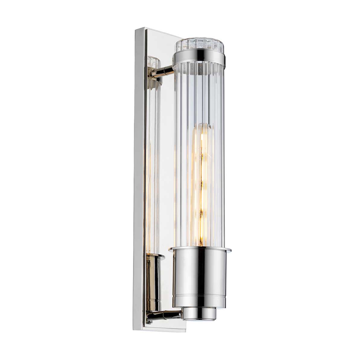 Wellington 40cm Chroom badkamerlamp Van Elstead Lighting - Gemaakt van hoogwaardig staal en glas, biedt het een luxueuze uitstraling met zijn gepolijste chromen afwerking en gecanneleerde glazen kap die een prachtige lichtverspreiding creëert.