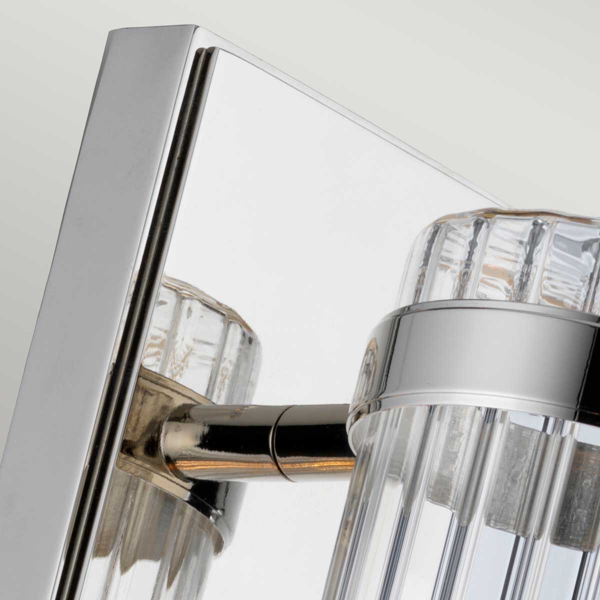Wellington 40cm Chroom badkamerlamp Van Elstead Lighting - Gemaakt van hoogwaardig staal en glas, biedt het een luxueuze uitstraling met zijn gepolijste chromen afwerking en gecanneleerde glazen kap die een prachtige lichtverspreiding creëert.