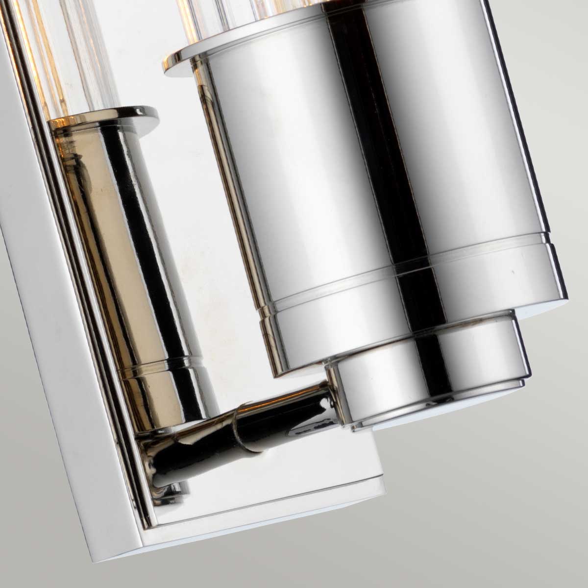 Wellington 40cm Chroom badkamerlamp Van Elstead Lighting - Gemaakt van hoogwaardig staal en glas, biedt het een luxueuze uitstraling met zijn gepolijste chromen afwerking en gecanneleerde glazen kap die een prachtige lichtverspreiding creëert.