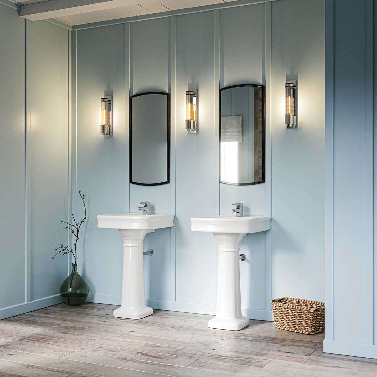 Wellington 40cm Chroom badkamerlamp Van Elstead Lighting - Gemaakt van hoogwaardig staal en glas, biedt het een luxueuze uitstraling met zijn gepolijste chromen afwerking en gecanneleerde glazen kap die een prachtige lichtverspreiding creëert.