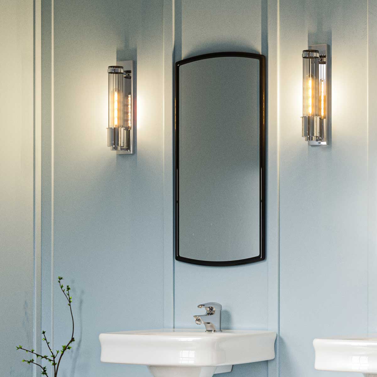 Wellington 40cm Chroom badkamerlamp Van Elstead Lighting - Gemaakt van hoogwaardig staal en glas, biedt het een luxueuze uitstraling met zijn gepolijste chromen afwerking en gecanneleerde glazen kap die een prachtige lichtverspreiding creëert.