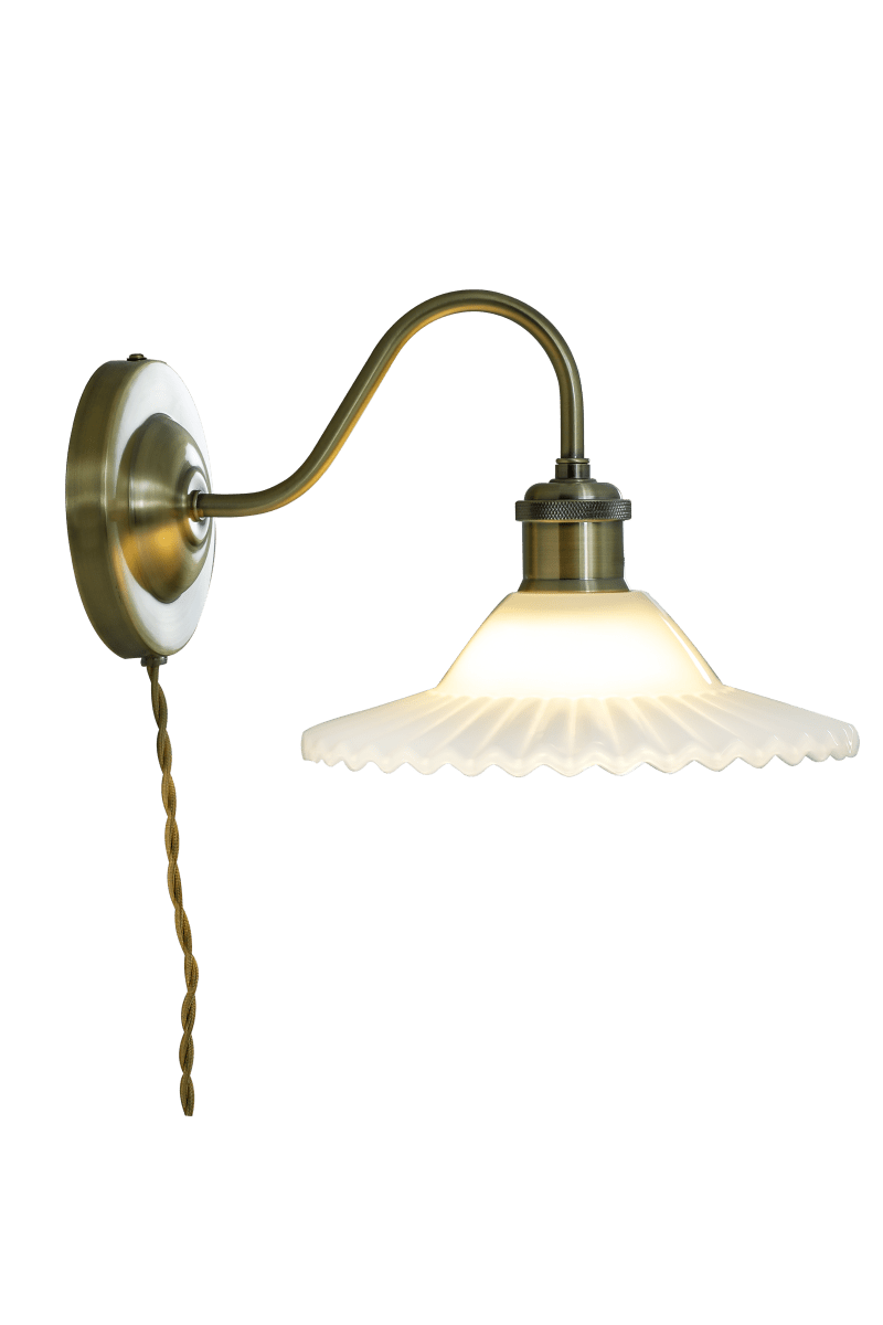 Silvia 30cm Antiek messing/wit wandlamp Van Aneta Lighting - Past in de meeste kamers en cre&euml;ert een zacht, decoratief licht dat bijdraagt aan een uitnodigende sfeer.