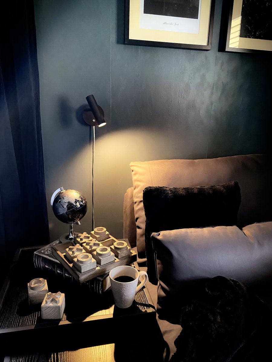 Artic Zwart leeslamp Van Aneta Lighting - Artic wandlamp in zwart gelakt metaal met chromen details.