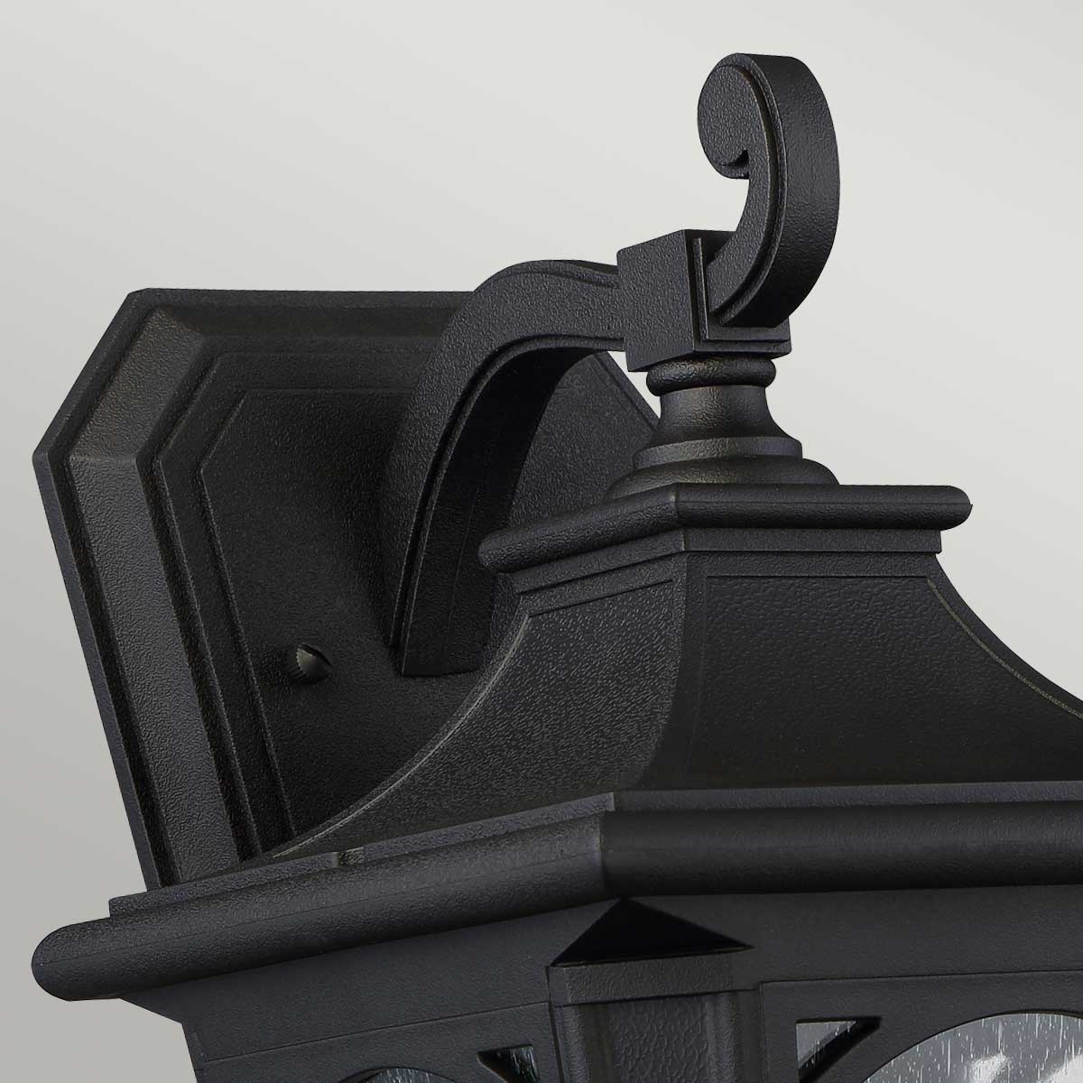 Bedford Zwart buitenlamp Van Elstead Lighting - De lamp heeft een IP44-classificatie, waardoor hij geschikt is voor gebruik buitenshuis en beschermd is tegen weersomstandigheden.