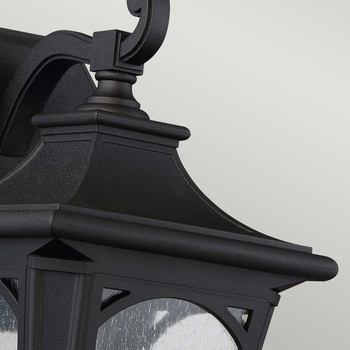 Bedford Zwart buitenlamp Van Elstead Lighting - De lamp heeft een IP44-classificatie, waardoor hij geschikt is voor gebruik buitenshuis en beschermd is tegen weersomstandigheden.