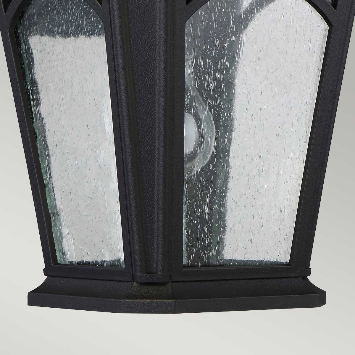 Bedford Zwart buitenlamp Van Elstead Lighting - De lamp heeft een IP44-classificatie, waardoor hij geschikt is voor gebruik buitenshuis en beschermd is tegen weersomstandigheden.