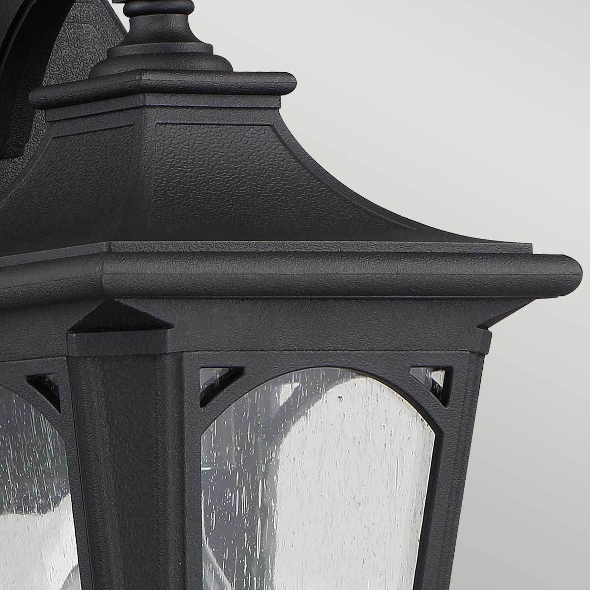 Bedford Zwart buitenlamp Van Elstead Lighting - De lamp heeft een IP44-classificatie, waardoor hij geschikt is voor gebruik buitenshuis en beschermd is tegen weersomstandigheden.