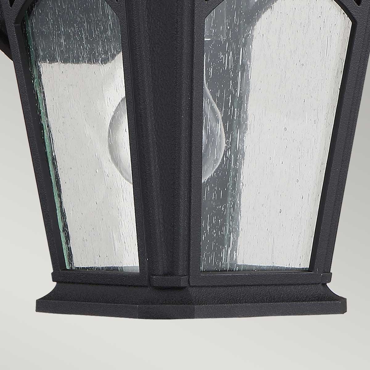 Bedford Zwart buitenlamp Van Elstead Lighting - De lamp heeft een IP44-classificatie, waardoor hij geschikt is voor gebruik buitenshuis en beschermd is tegen weersomstandigheden.