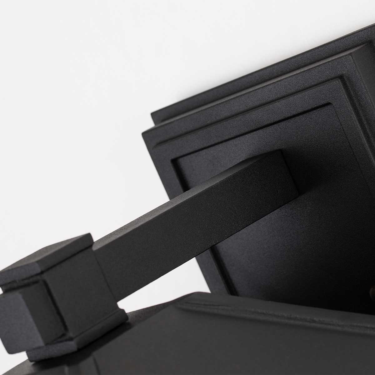 Cedar Point Zwart buitenlamp Van Elstead Lighting - De Cedar Point wandlamp is een veelzijdige keuze die zowel geschikt is voor rustieke lodges als voor hutten in ambachtelijke stijl.